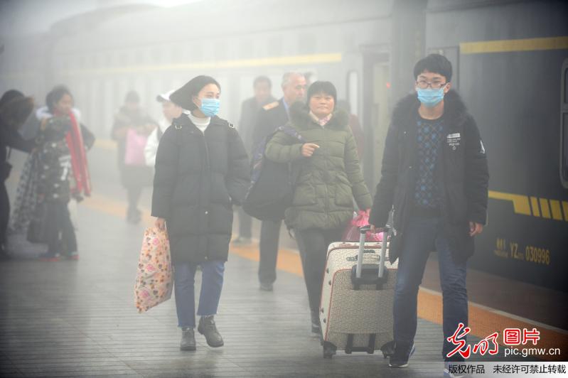 多地迎大雾天气 能见度极低