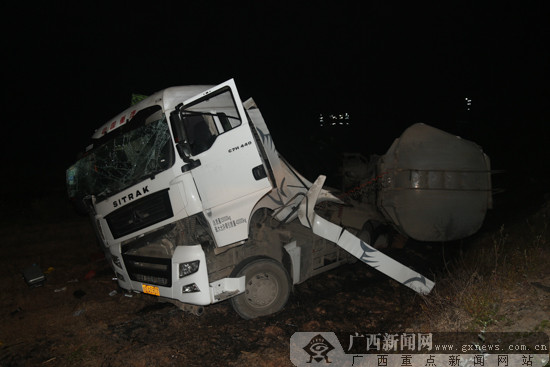 侧翻罐车前挡风玻璃破碎，车头变形。 南宁消防供图