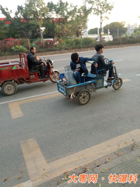 深圳街头现“牛人飙车”：抱着娃载着煤气罐