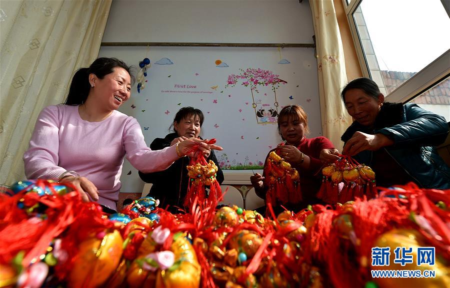 (图文互动)(2)脱贫战场上的“娘子军”