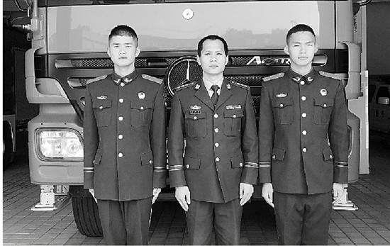 母女为避大火跳楼 消防官兵徒手将人接住【图】