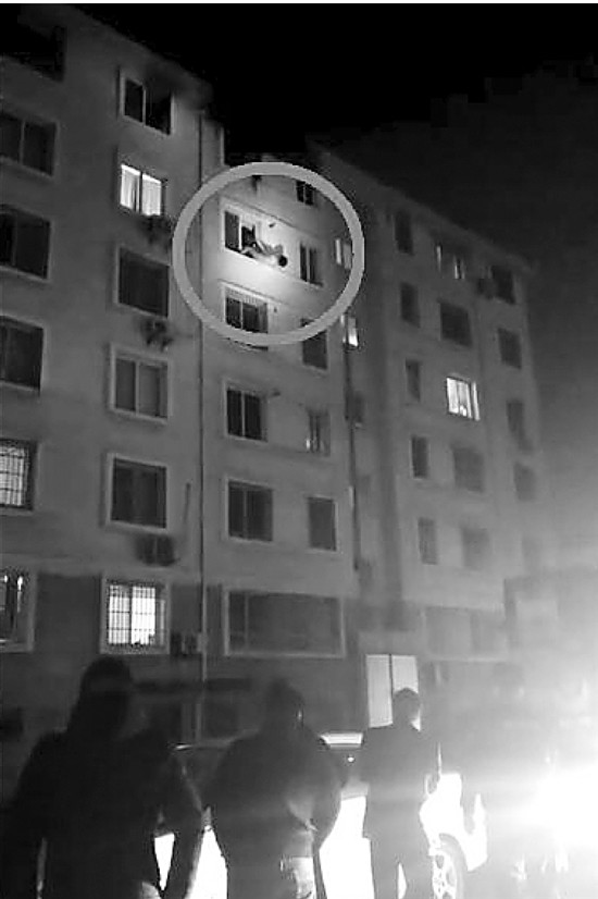 母女为避大火跳楼 消防官兵徒手将人接住【图】