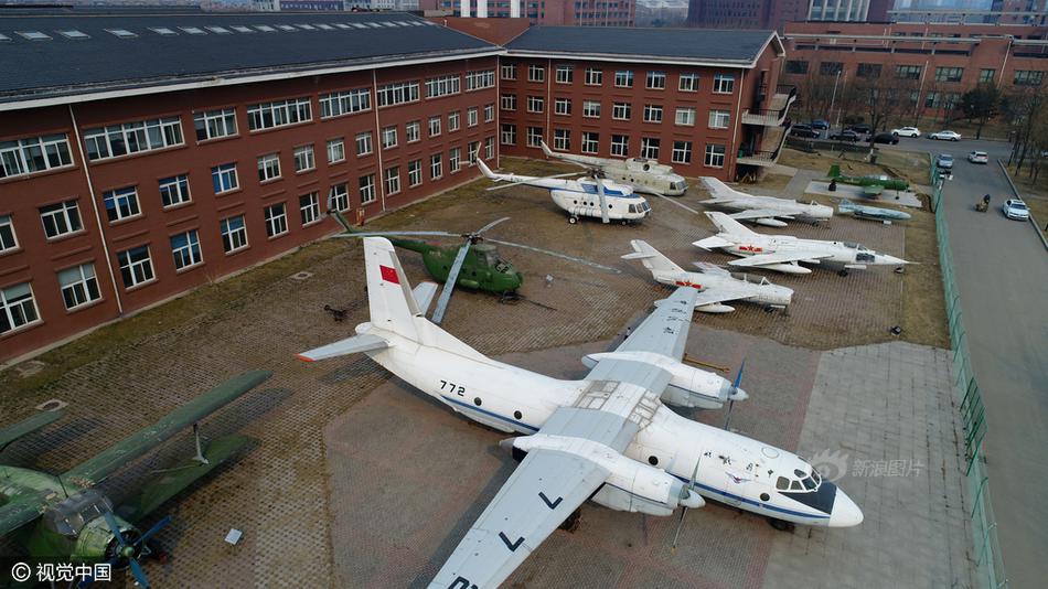 东北最牛大学停飞机