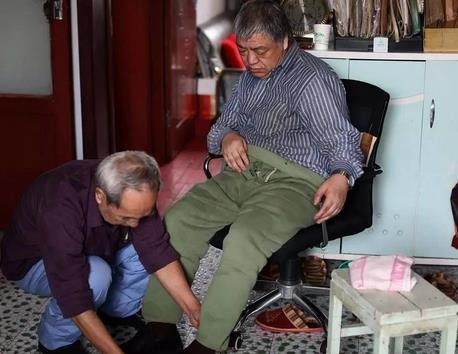 照顾病弟终身未娶 年轻时无名指被夹断手筋断掉