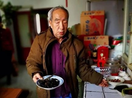 照顾病弟终身未娶 在拼凑的床上同睡五十年【图】