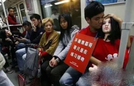 情侣地铁拥吻5站