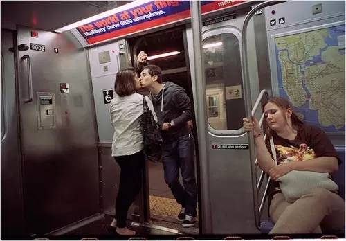 情侣地铁拥吻5站