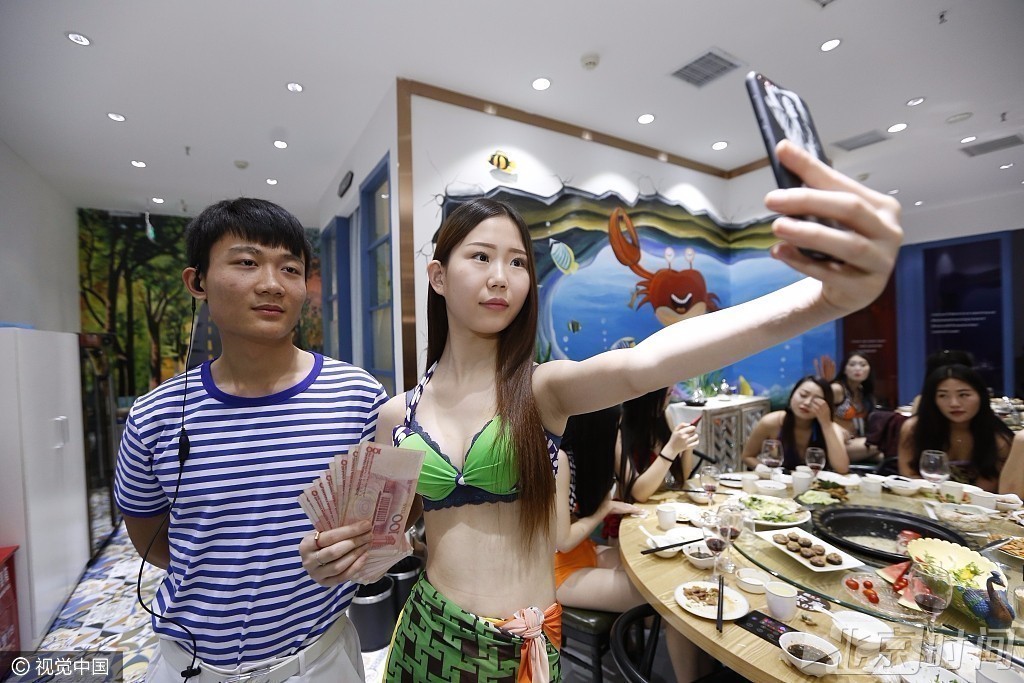 酒楼为吸客邀性感美女就餐 穿比基尼免费吃海鲜