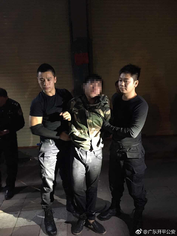 挟持女友拒绝分手 挥刀警告民警：不准管我家事