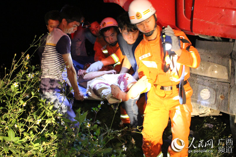 大货车撞“碎”小货车 致2死1伤