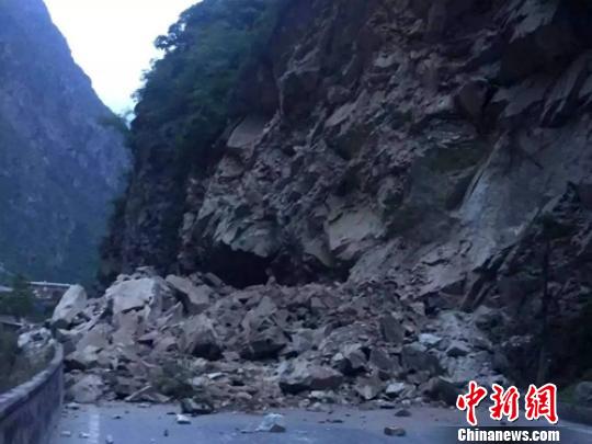 国道318公路四川康定瓦斯沟路段山体垮塌通行中断