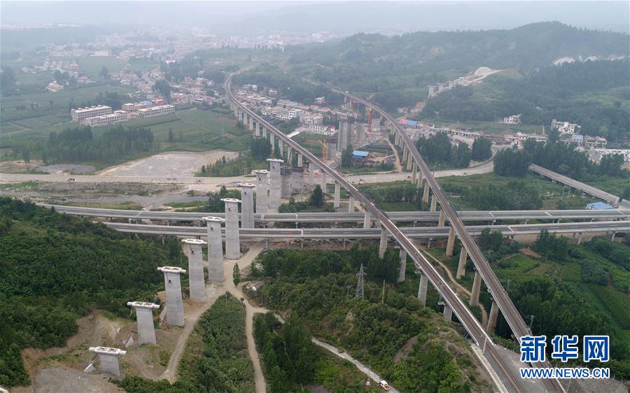 （砥砺奋进的五年·重大工程巡礼）（4）国家重点工程蒙华铁路加紧施工