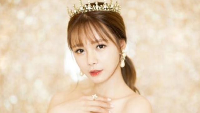 沈梦辰红唇诱人侧卧端坐