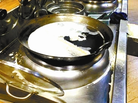 西贝莜面村被曝炒锅涮抹布 店家称已对涉事员工罚款500元