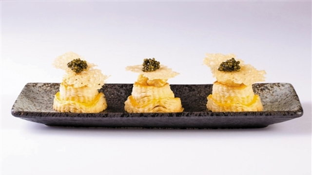 跟着总厨一起品鉴鱼子酱