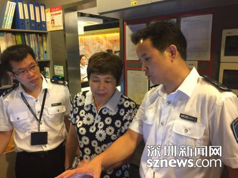 李忠副局长向张纪青副秘书长介绍市食药局对网络订餐的监管工作