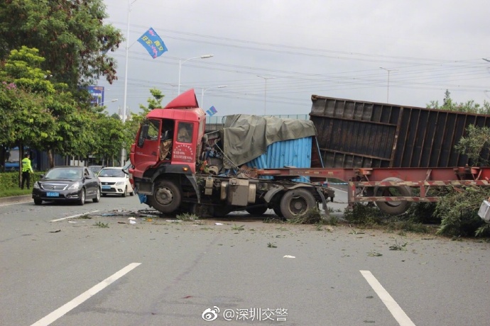 今晨深圳2辆货车相撞 致2人当场身亡