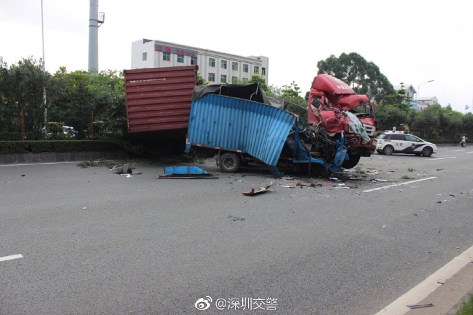 今晨深圳2辆货车相撞 致2人当场身亡