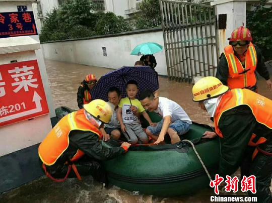 消防官兵救援被困群众 黄海涛 摄