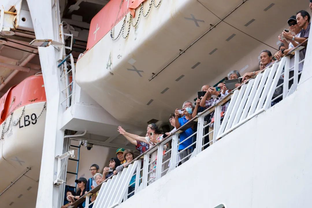 “和平之船”环球邮轮太平洋世界号首次靠泊深圳蛇口邮轮母港