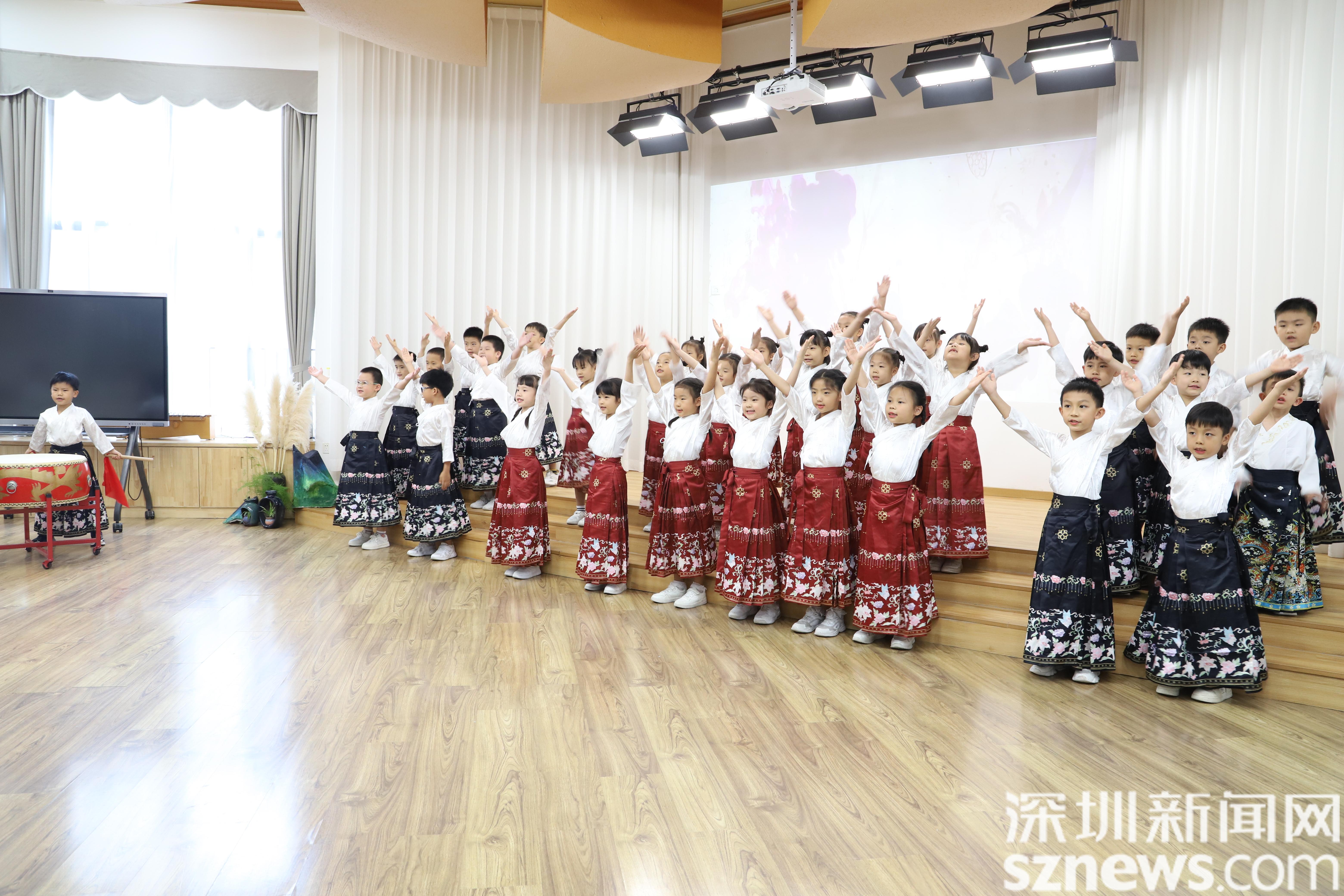 08 蛇幼大班合唱《千字文》《落雨大》.jpg 08 蛇幼大班合唱《千字文》《落雨大》.jpg