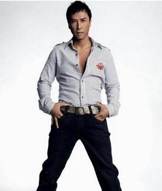 起,麦宝婵就开始教他练武,为他打扎好优良的传统武术根基;父亲甄云龙