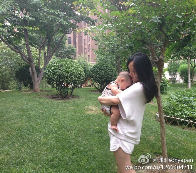 1月15日,潘长江的女儿潘阳晒出儿子生日照片,潘长江外孙小石头四岁了