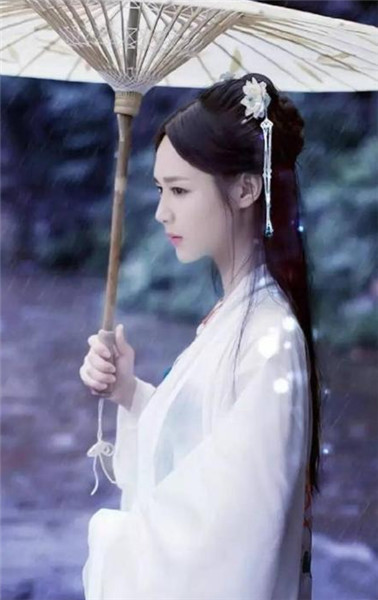 刘诗诗的撑伞龙葵也十分惹人怜.