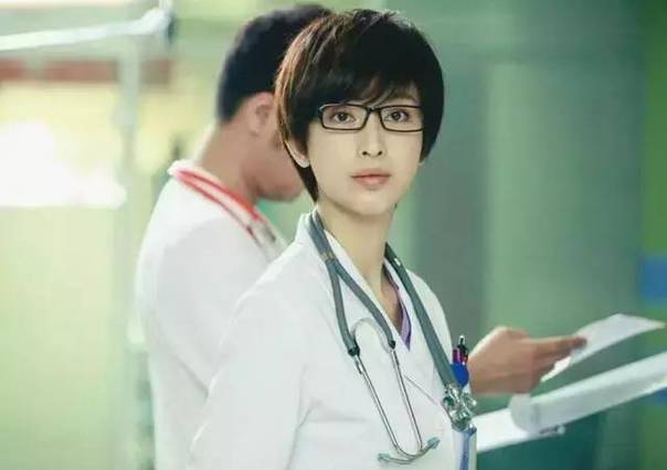 后来又出演了的《青年医生》中的欧阳雨露,依旧是跟赵宝刚合作.