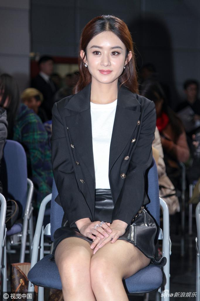 当天赵丽颖皮肤白皙嫩滑,大眼迷人,穿着短裙的她谨慎用手压着裙摆防止