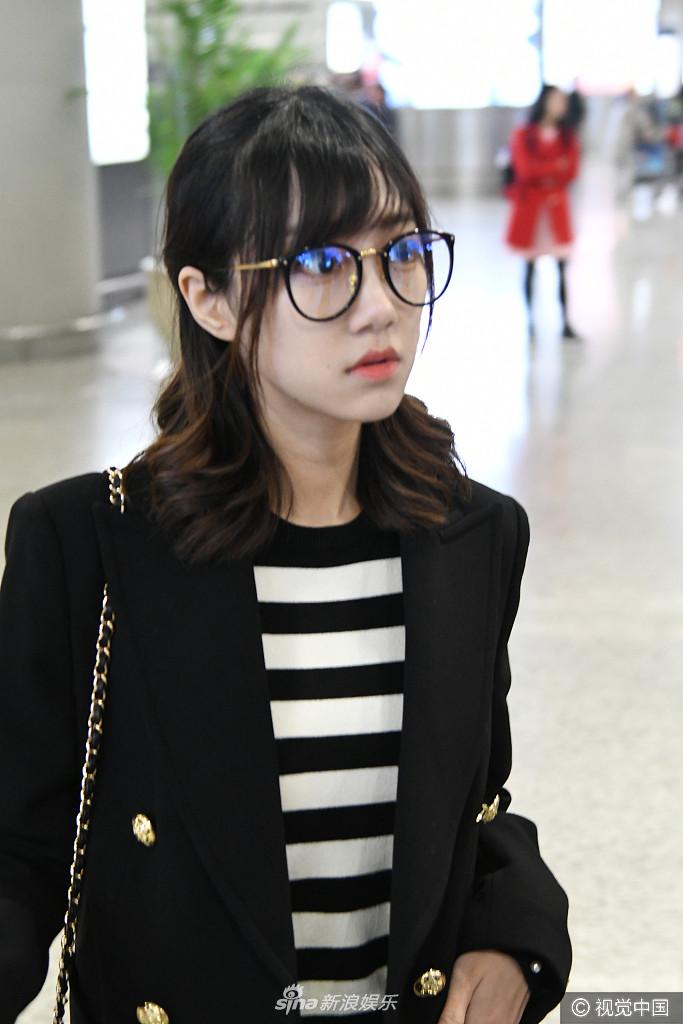 snh48冯薪朵穿职业装御姐范十足 大眼萌萌哒