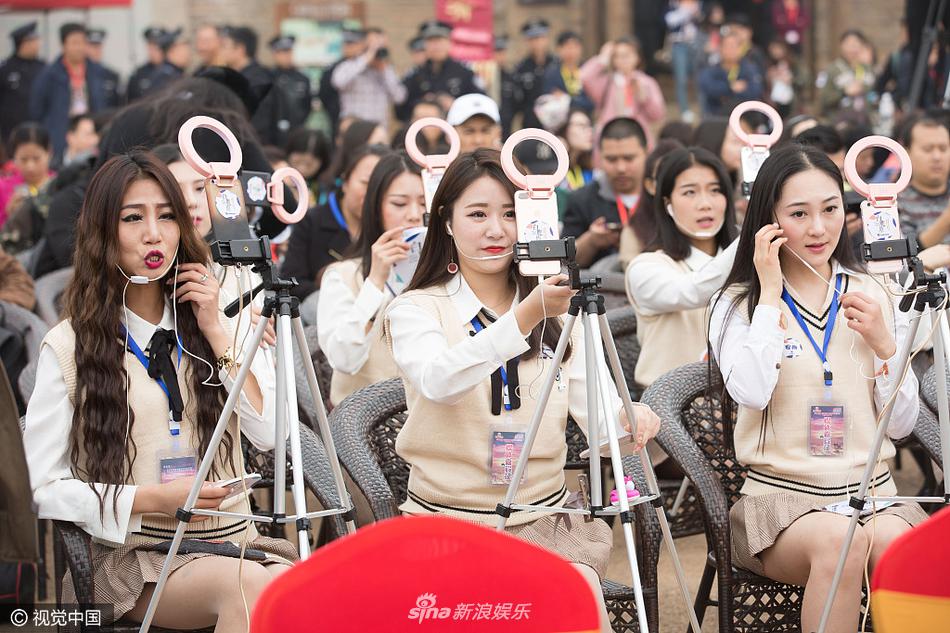 网红美女排排坐开直播 阵容强大短裙秀美腿