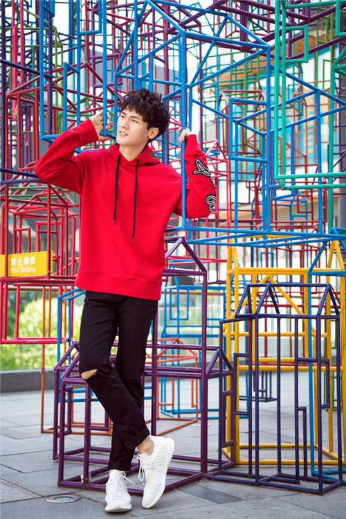 马维希卫衣写真造型 鬼马童趣彰显活力