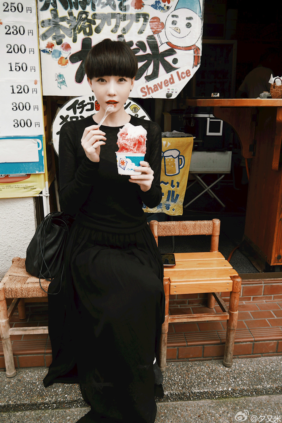 照片中,夕又米倚坐海边,雪肌红润显娇俏.