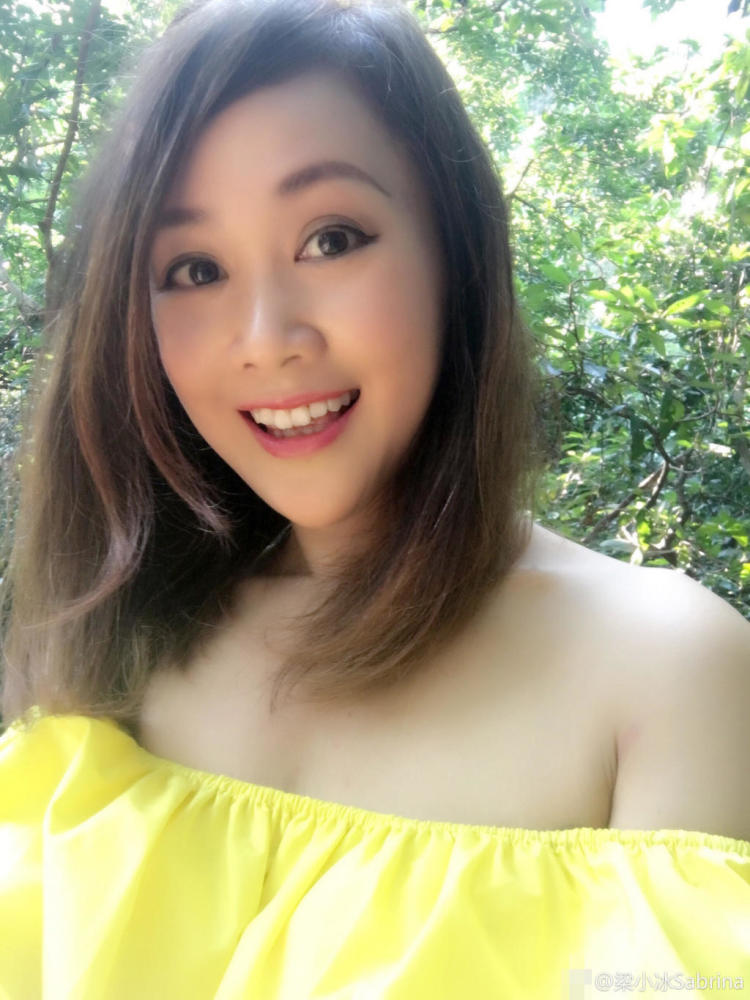  article>"阿珂"梁小冰端午节晒自拍照 肤白貌美还有大长腿 /article>