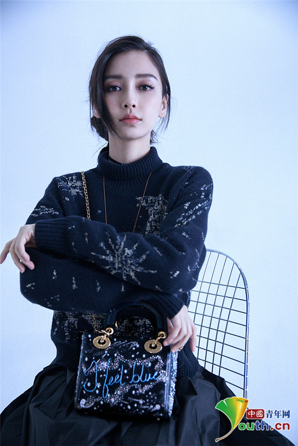 近日,angelababy作为某顶级时尚品牌大使拍摄写真,baby身穿藏蓝高领