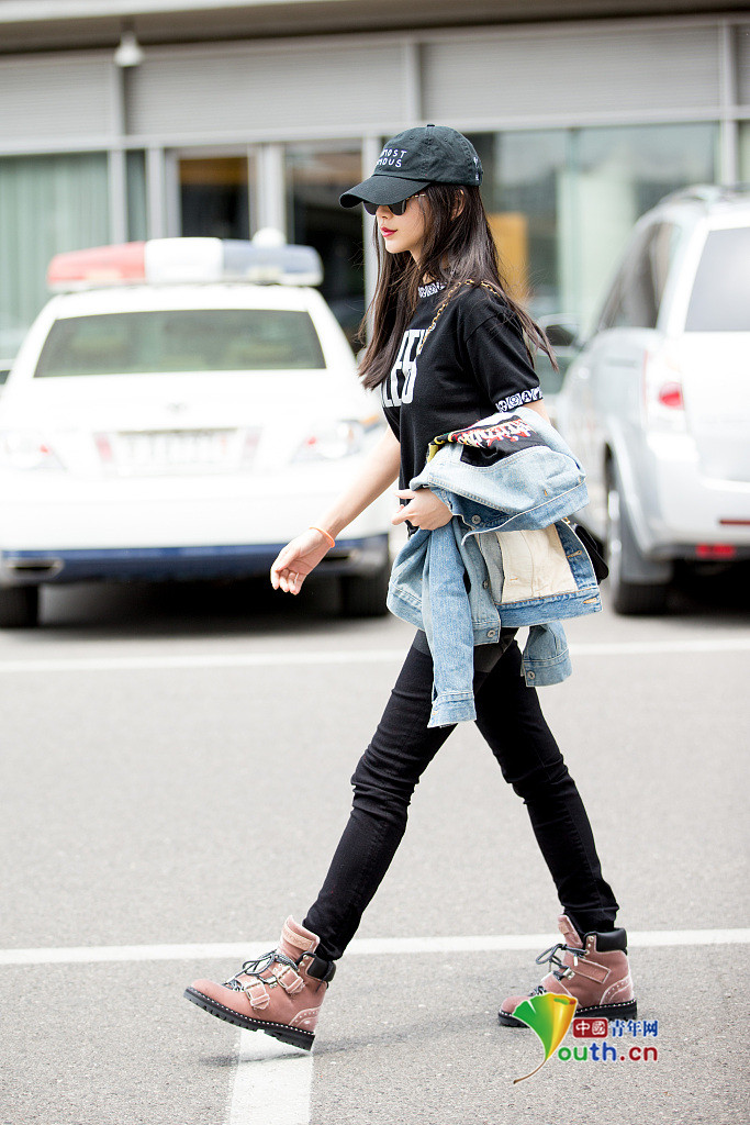 angelababy全黑出街微笑唇点睛 双腿细长走路带风