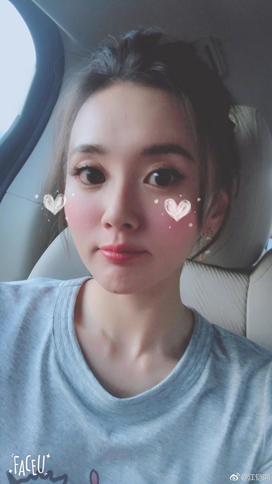 江铠同自拍上演侧颜杀 结果一秒变如花实力自黑